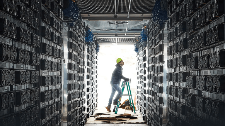 expert flags bitcoins first hashrate bear market as network sheds 145 ehs nwmk 768x432 1